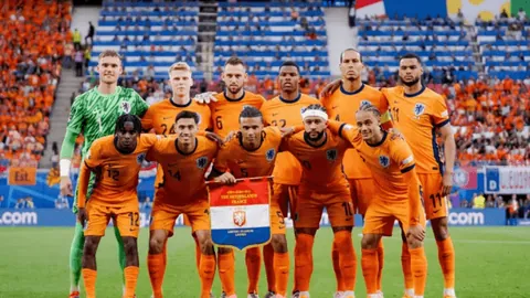 揭秘：韩国教练与经纪团队的争议之声，真相浮出水面，等待公众理性审视