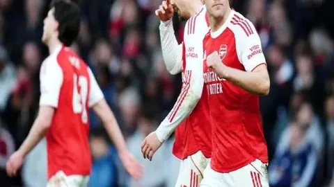 “激战正酣！曼联对决热刺，14胜11负悬念迭起，英超巅峰对决精彩前瞻！”